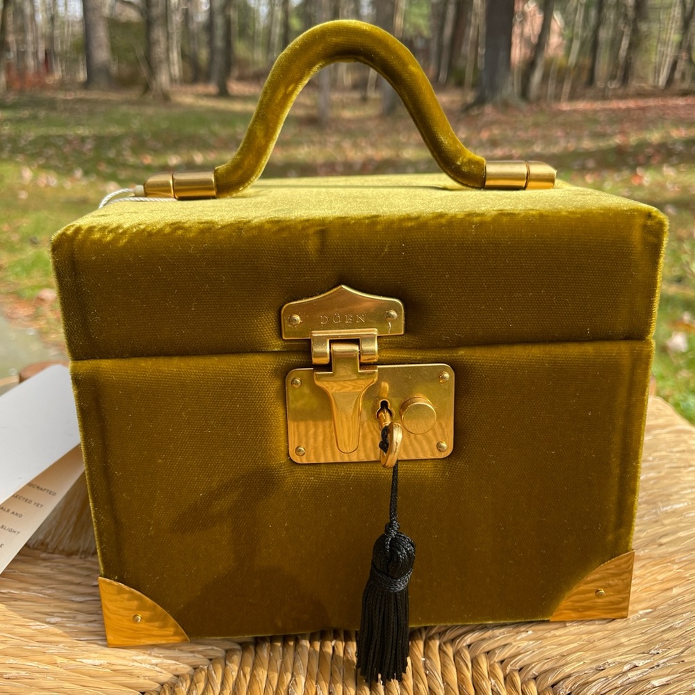 DOEN TESORO BAG -- GOLD VELVET BOX WITH PUSH LOCK & KEY CLUTCH
